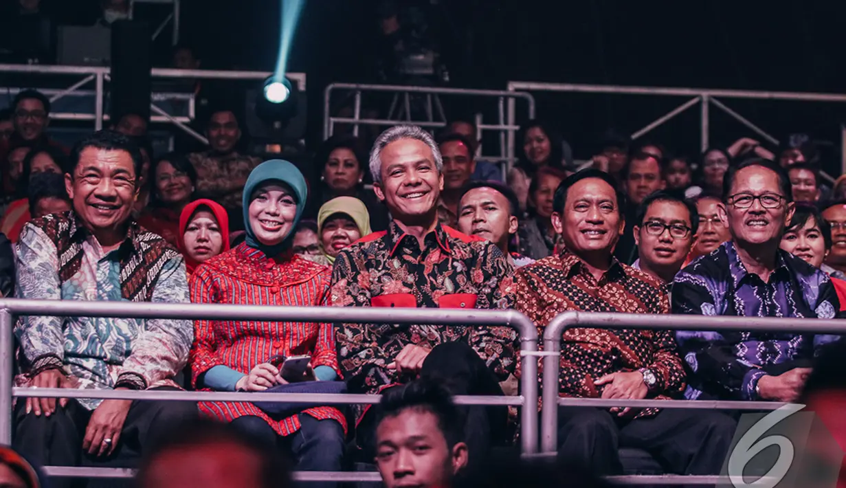 Sejumlah tokoh nasional ikut hadir menonton HUT Indosiar ke-20, Studio Emtek   City, Jakarta, Minggu (11/1/2015). (Liputan6.com/Faizal Fanani)