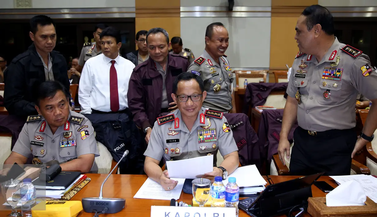Kapolri Jenderal Tito Karnavian bersama para stafnya seusai mengikuti rapat dengan Komisi III di Gedung Parlemen Senayan, Jakarta, Senin (5/12). (Liputan6.com/Johan Tallo)