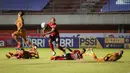 Bali United kesulitan mengembangkan permainan karena harus mengejar ketinggalan dalam kondisi kalah jumlah pemain. (Bola.com/Bagaskara Lazuardi)