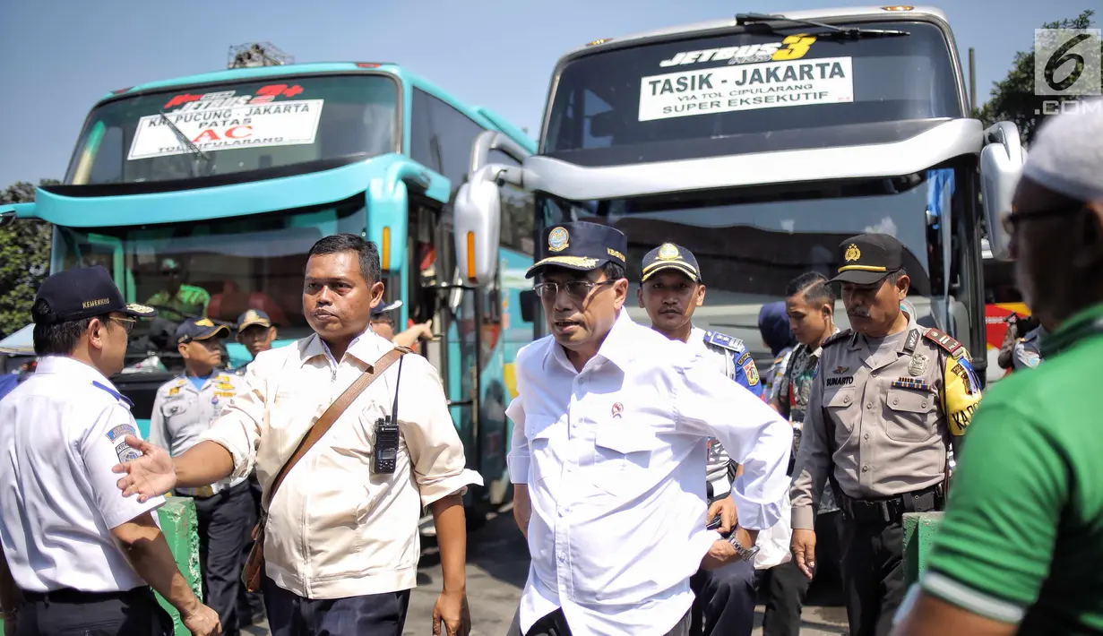Gaya Menhub Budi Karya Sumadi (tengah) saat meninjau kesiapan arus balik Lebaran di Terminal Kampung Rambutan, Jakarta, Selasa (19/6). (Liputan6.com/Faizal Fanani)