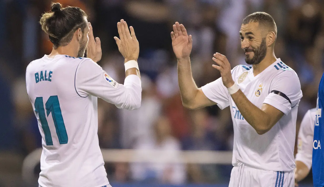 Pemain Real Madrid, Karim Benzema (kanan) kemungkinan akan memperpanjang kontrak bersama Los Blancos hingga 2021. (AP/Lalo R. Villar)