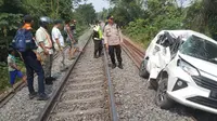 Minibus jenis Sigra berwarna putih risngsek setelah tertabrak kereta api di perlintasan tanpa palang pintu di Jalan Sebiay, Kecamatan Natar, Lampung Selatan. Foto : (Istimewa).