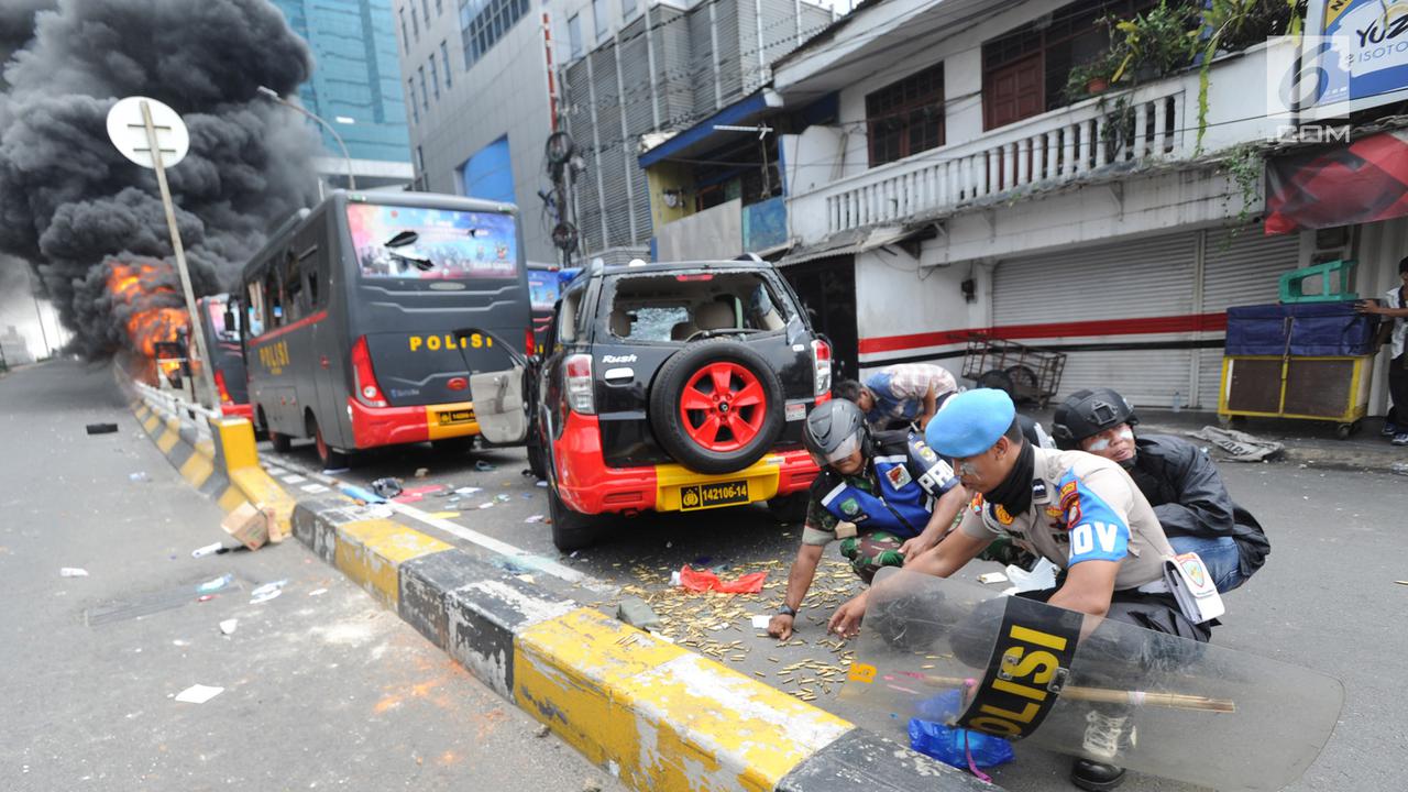 Mobil Polisi Dibakar, Peluru Berhamburan di Jalanan Slipi