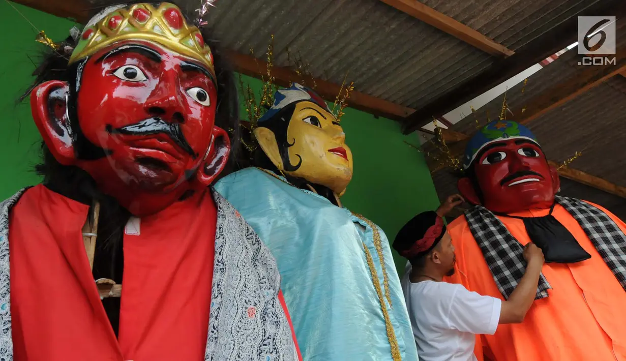 Perajin menyelesaikan pembuatan ondel-ondel Betawi ukuran besar di Serpong, Tangerang Selatan, Banten, Rabu (10/10). Pembuatan ondel-ondel tersebut untuk memenuhi permintaan dari Jabodetabek dan Australia. (Merdeka.com/Arie Basuki)
