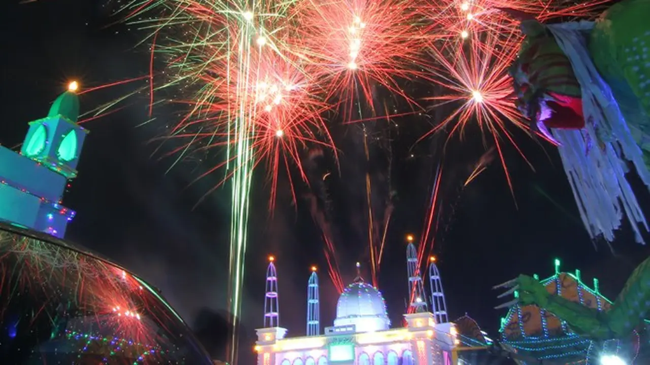 Meriahnya Pesta Kembang Api Malam Takbiran di Desa Kutuk Kudus