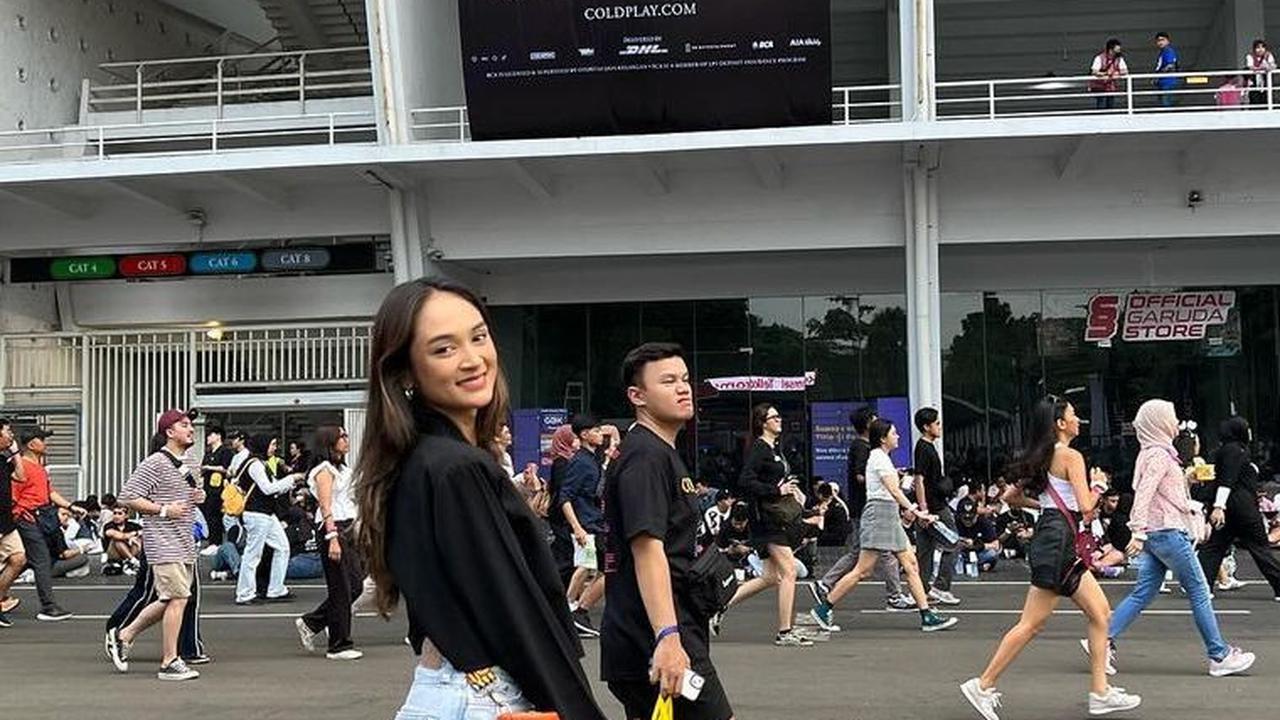 Gemi Nastiti memiliki hobi travelling. Selain itu ia juga menonton konser musik idolanya.