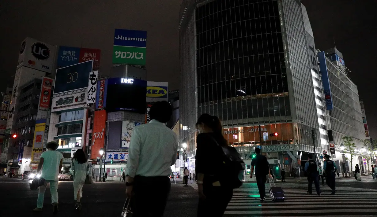 Orang-orang berjalan di persimpangan Shibuya di Tokyo setelah gempa berkekuatan megnitudo 6,1 mengguncang ibu kota Tokyo dan sekitarnya di Jepang, Kamis (7/10/2021). (AFP/Jiji Press/STR)