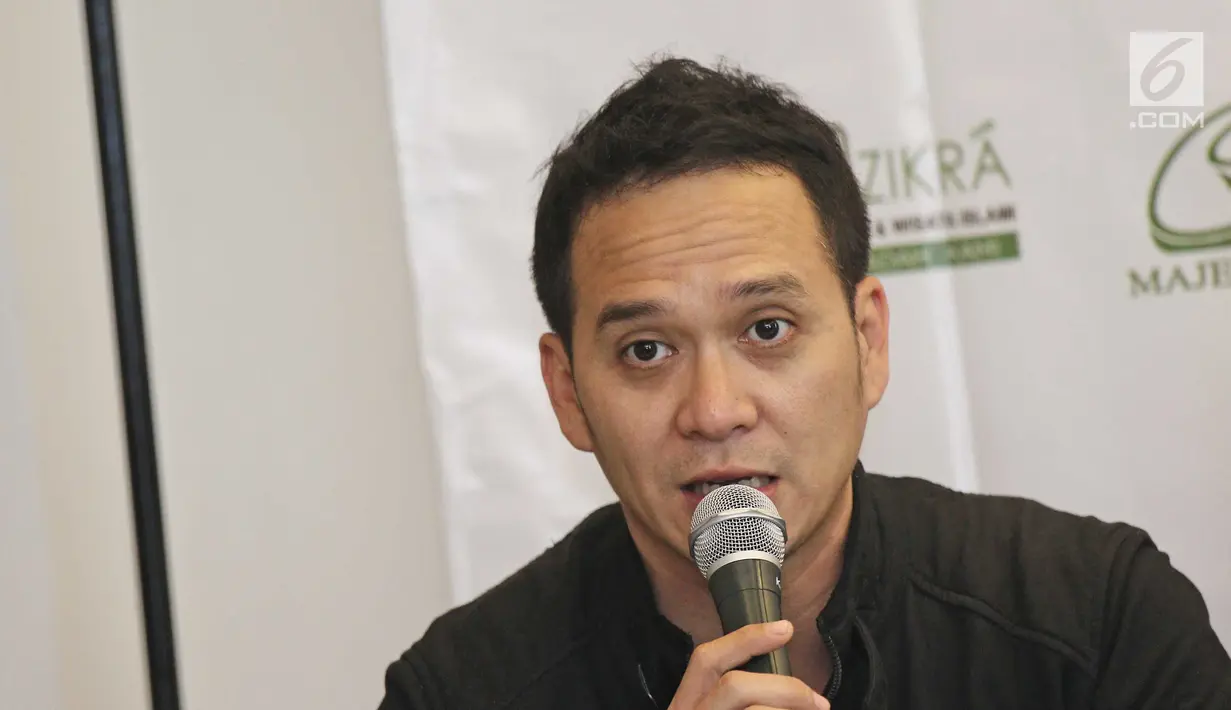 Aktor Fadli Ahmad memberi keterangan saat penggalangan dana untuk Rohingya di kawasan Dharmawangsa, Jakarta, Senin (18/09). (Liputan6.com/Herman Zakharia)