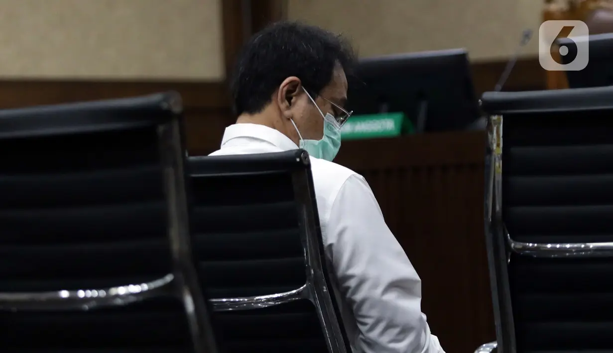 Terdakwa suap penanganan perkara korupsi di Lampung Tengah yang juga mantan Wakil Ketua DPR Azis Syamsuddin saat sidang pembacaan putusan di Pengadilan Tipikor Jakarta, Kamis (17/2/2022). Azis Syamsuddin divonis hukuman 3 tahun 6 bulan penjara dan denda Rp 250 juta. (Liputan6.com/Helmi Fithriansyah)