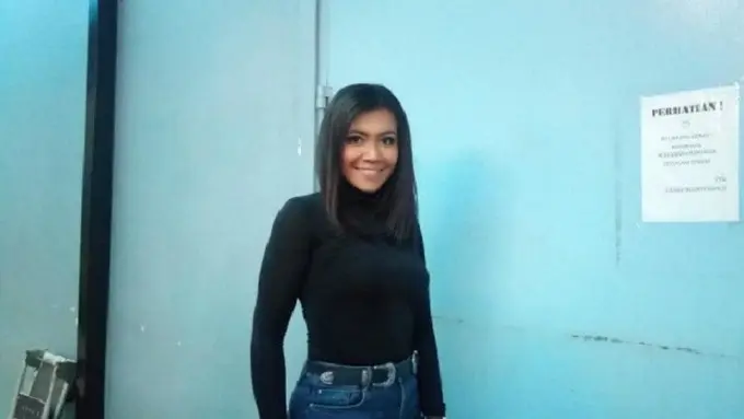 [Bintang] Jauh dari Kesan Seksi, Denada Kerap Tampil Kasual dengan Outfit yang Tertutup