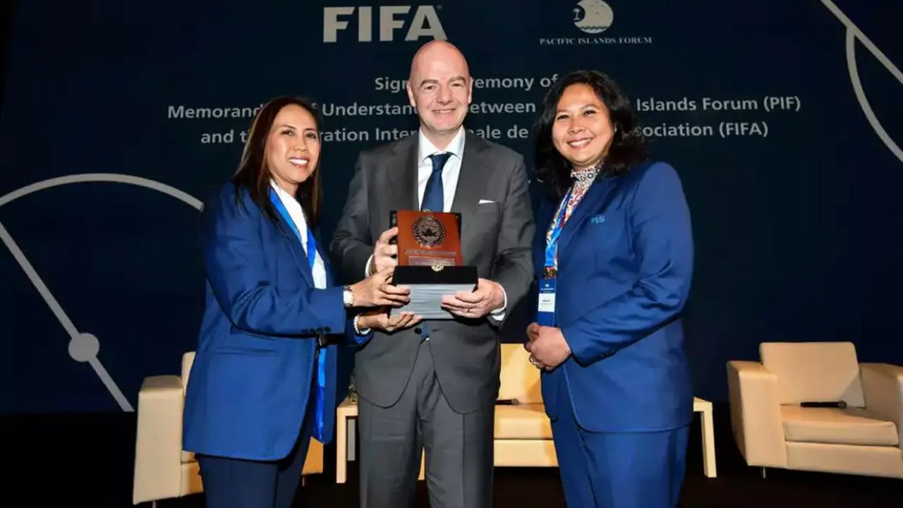 Presiden FIFA bersama perwakilan PSSi