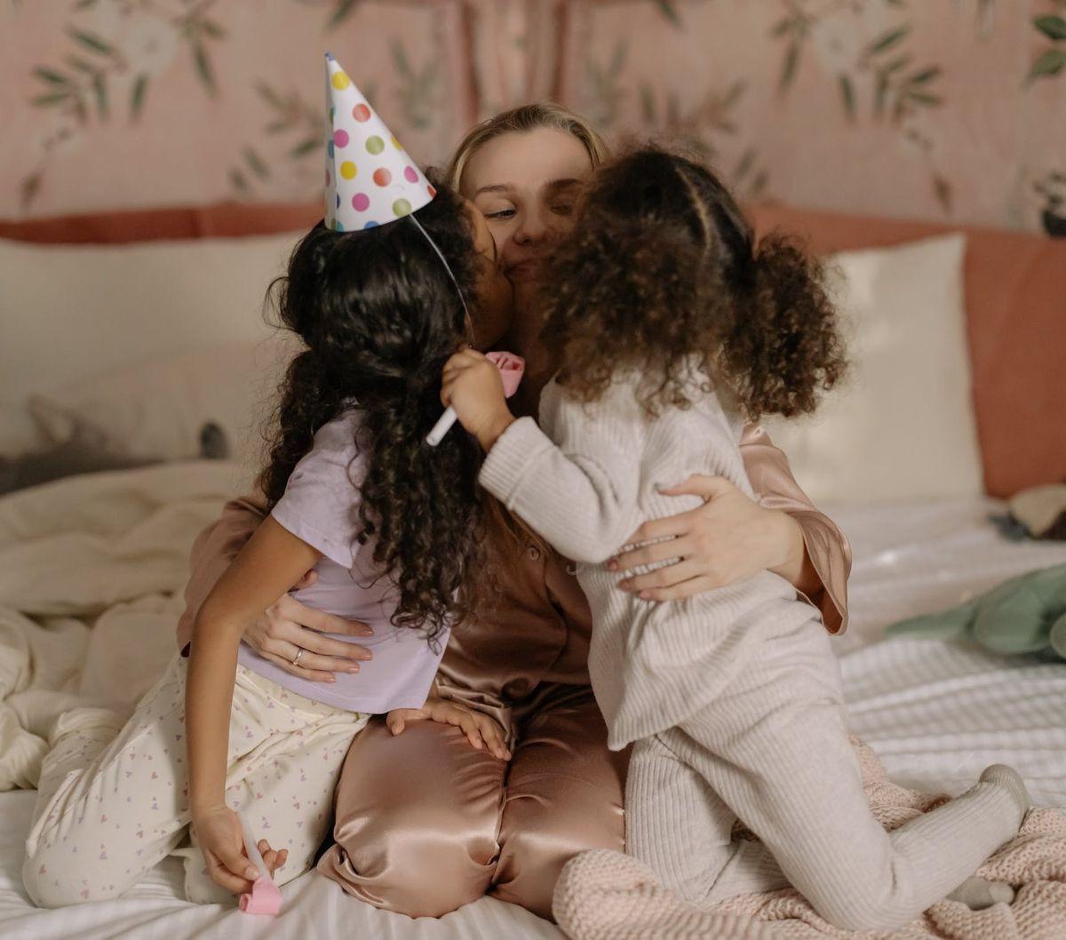 "Cobalah untuk memperhatikan sikap anak, perhatikan bagaimana mereka mengungkapkan cinta kepada orang lain," saran Marcie Beigel, seorang behavioral specialist, dikutip Parents.