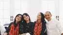 Jika bingung ingin menggunakan baju lebaran seperti apa, maka kamu dapat menggunakan baju dan scarf batik sebagai aksesoris di hari raya. (instagram/maudyayunda)