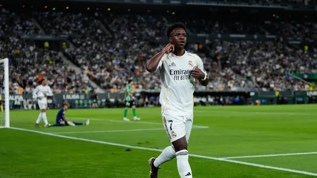 Selebrasi Vinicius Junior usai mencetak gol di laga Real Betis vs Real Madrid di laga pekan ke-32 Liga Spanyol 2025/2026 di Estadio de la Cartuja, Sabtu (25/04/2026) dini hari WIB.