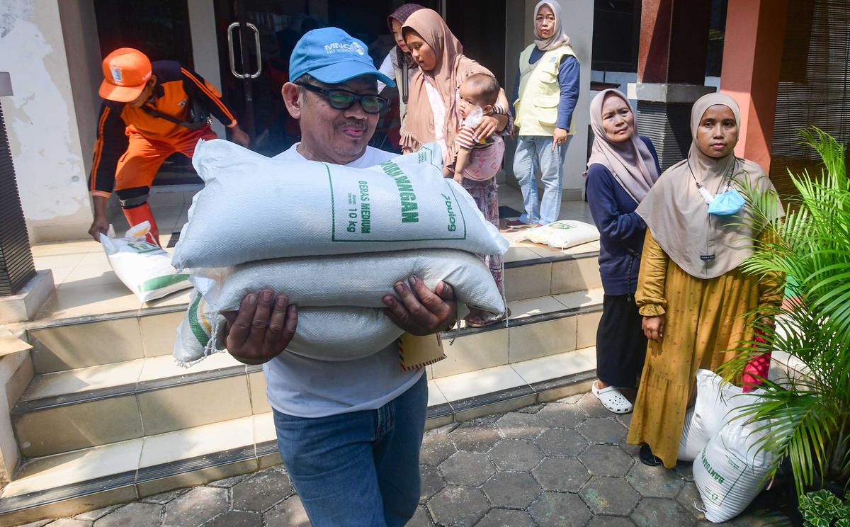 Warga Kebon Baru Antre Beras Bantuan Pangan