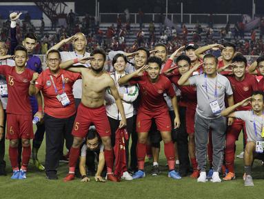 Para pemain dan official Timnas Indonesia U-22 merayakan kemenangan atas Myanmar U-22 pada semifinal SEA Games 2019 di Stadion Rizal Memorial, Manila, Sabtu (7/12). Indonesia menang 4-2 atas Myanmar. (Bola.com/M Iqbal Ichsan)