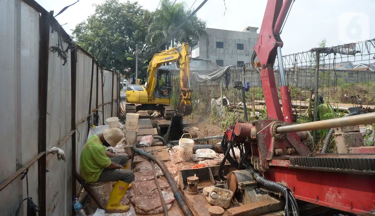 Alat berat mengeruk galian pipa instalasi proyek Sistem Penyediaan Air Minum (SPAM) di kota Tangerang Selatan, Banten, Rabu (22/07/2020). Proyek penyediaan air bersih yang memiliki kapasitas memproduksi 200 liter air per detik ini diperkirakan akan beroperasi pada 2021. (merdeka.com/Dwi Narwoko)