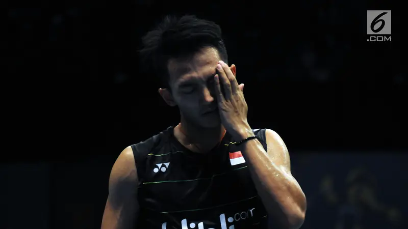 Pebulutangkis Indonesia, Ihsan Maulana Mustofa, mengusap wajah saat berlaga melawan pemain Hongkong, Wei Nan, pada kualifikasi Indonesia Open 2017 di Jakarta Convention Centre, Senin (12/6/2017). Ihsan kalah 21-15, 18-21, 13-21. 