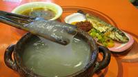Papeda merupakan makanan olahan sagu yang menjadi sumber makanan pokok masyarakat maluku (Sumber foto: Wikiwand.com)