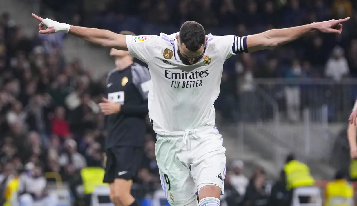 <p>Penyerang Real Madrid, Karim Benzema berselebrasi seteleh mencetak gol ke gawang Elche selama pertandingan lanjutan La Liga Spanyol di stadion Santiago Bernabeu di Madrid, Spanyol, Kamis (16/2/2023). Benzema mencetak dua gol lewat titik penalti di laga ini sekaligus mengantar Madrid menang telak atas Elche dengan skor 4-0. (AP Photo/Manu Fernandez)</p>