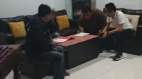 Dandhy Laksono saat diperiksa polisi di kediamannya di Bekasi, Jawa Barat, Kamis (27/9/2019)