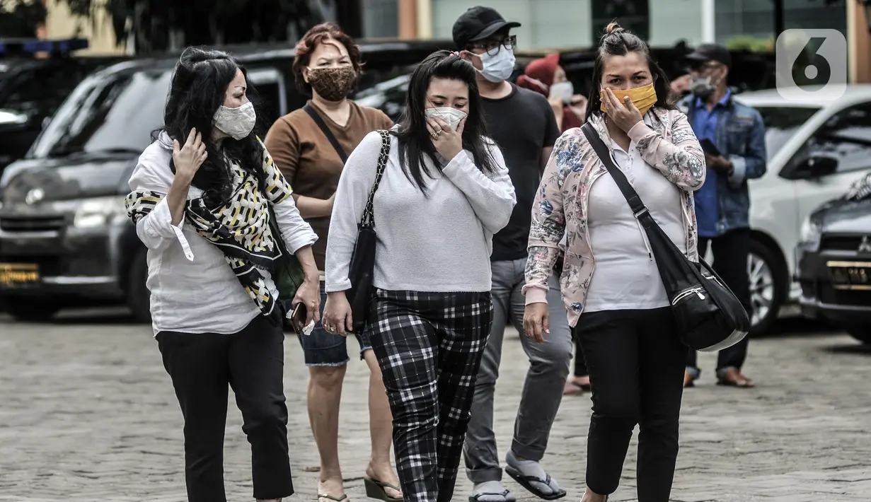 Keluarga korban kecelakaan pesawat Sriwijaya Air SJ 182 mendatangi Posko Ante Mortem RS Polri untuk memberikan data forensik, Jakarta, Minggu (10/1/2021). Keluarga korban jatuhnya Sriwijaya Air SJ 182 terlihat cemas dan menangis saat menanti kedatangan korban. (merdeka.com/Iqbal S. Nugroho)