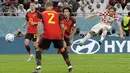 <p>Pemain Kroasia, Luka Modric berusaha mencetak gol ke gawang Belgia saat matchday ketiga Grup F Piala Dunia 2022 di&nbsp;Ahmad Bin Ali Stadium, Kamis (01/12/2022). (AP/Thanassis Stavrakis)</p>