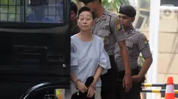 Direktur PT WKE Lily Sundarsih W turun dari mobil tahanan akan menjalani pemeriksaan oleh penyidik di Gedung KPK, Jakarta, Senin (14/10/2019). Lily diperiksa sebagai saksi terkait kasus suap sejumlah proyek pembangunan SPAM ta 2017-2018 di KemenPUPR. (merdeka.com/Dwi Narwoko)