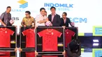 Direktur Utama SCM, Sutanto Hartono (kanan) bersama Ketua Umum PSSI, Erick Thohir, bersamalaman dengan simbolis menyerahkan bola dan jersey Timnas Indonesia tanda simbolis perpanjangan kerja sama antara SCM dengan PSSI dilakukan dalam PSSI Partner Summit 2024 di Hotel Park Hyatt, Jakarta Pusat, pada Senin (16/12/2024). (Bola.com/Abdul Aziz)