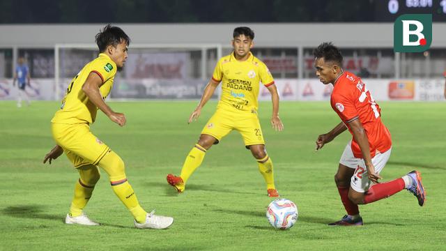 Foto: Perjuangan Keras Pemain Malut United saat Menolak Kalah dari Semen Padang di Liga 2