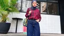 Tampil awet muda, Nycta Gina mengenakan atasan flanel berwarna merah-biru. Ia memadukan penampilannya dengan hijab pashmina biru tua dan baggy jeans. Foto: Instagram.