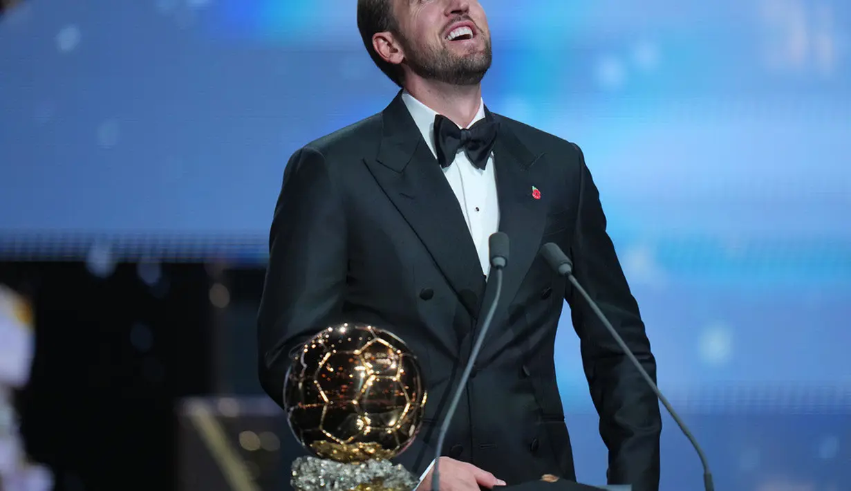 Pesepak bola Inggris, Harry Kane, meraih trofi penghargaan pemain terbaik dalam acara penganugerahan Ballon d’Or di London Palladium Theatre, London, Inggris, Senin (26/10/2026). (AP Photo/Kin Cheung)