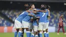 Para pemain Napoli merayakan kemenangan atas Legia Warsawa pada lanjutan pekan ketiga fase Grup C Liga Europa di Stadion Diego Armando Maradona, Jumat (22/10/2021) dini hari WIB. Napoli sukses melibas Legia Warsawa dengan skor 3-0. (Alessandro Garofalo/LaPresse via AP)