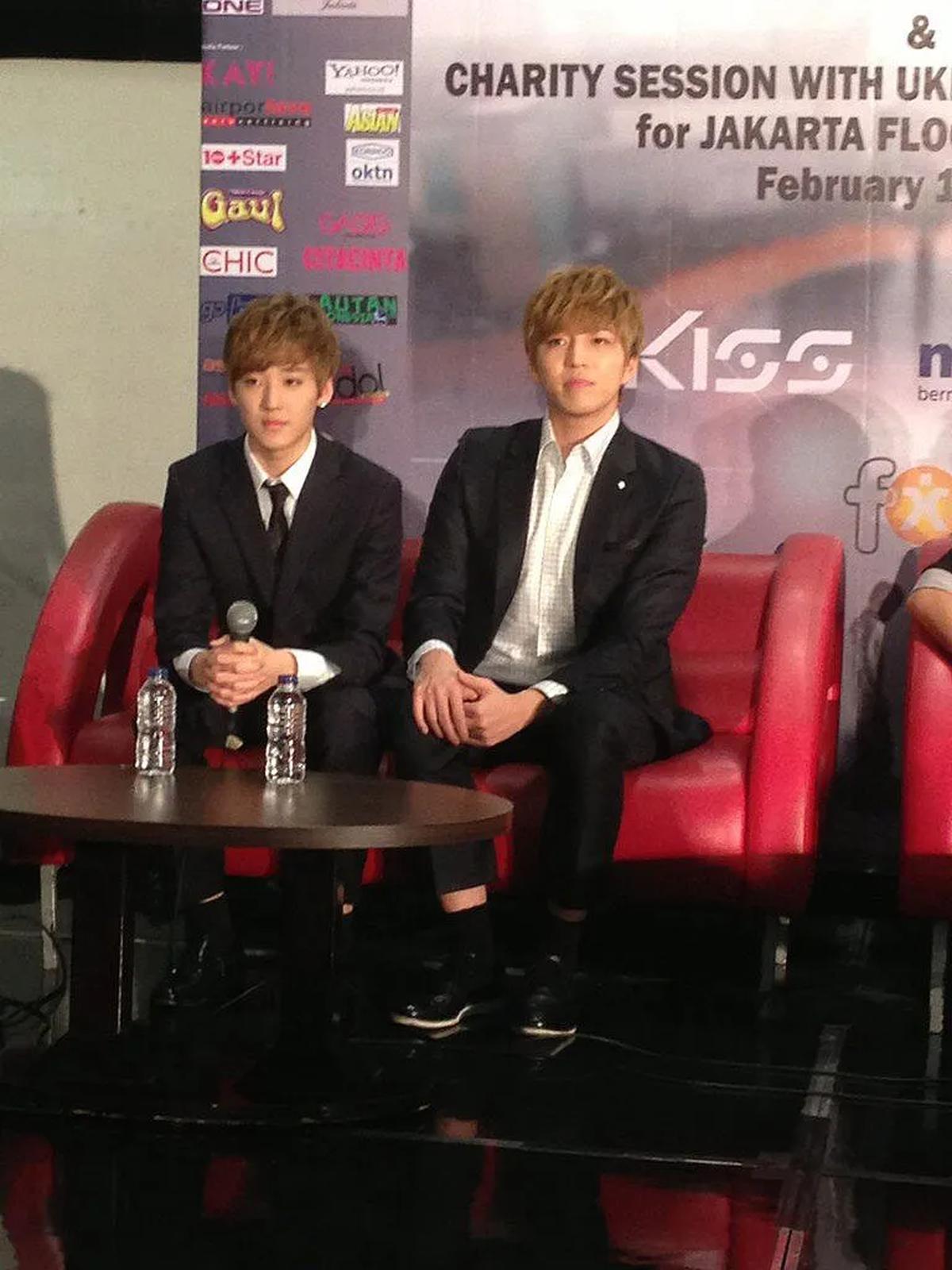 Member Kevin dan Soohyun saat melakukan lelang untuk disumbangkan pada korban banjir Â© @kpopzoneID | KMI + Ve