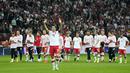 Penyerang Polandia, Robert Lewandowski dan rekan-rekannya menyapa suporter usai bertanding melawan Inggris pada kualifikasi grup I Piala Dunia 2022 di stadion Narodowy di Warsawa (9/9/2021).  Inggris bermain imbang dengan Polandia 1-1. (AP Photo/Czarek Sokolowski)