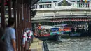 Sebuah perahu berlayar di kanal di Bangkok, ibu kota Thailand, pada 2 September 2020. Bangkok memiliki banyak sungai dan kanal yang berliku-liku, sehingga membuat kota tersebut dijuluki "Venesia dari Timur". (Xinhua/Rachen Sageamsak)