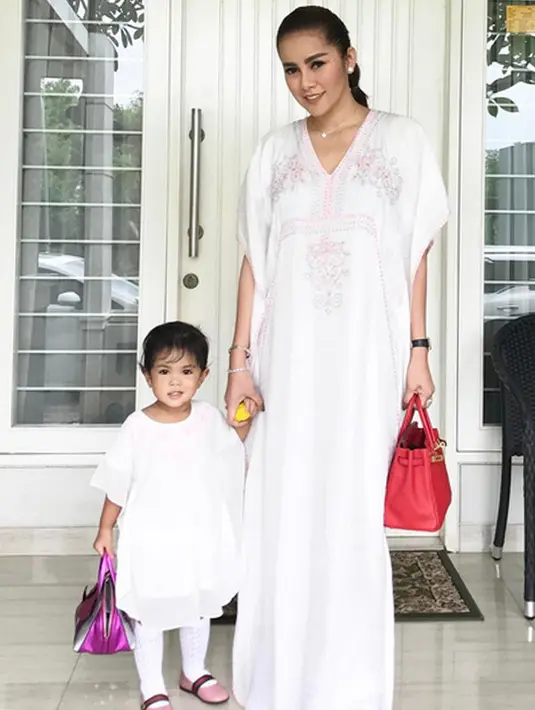 "Saya mah tergantung, kayak saya pakai baju muslim, dia (Aleena) juga suka kembar-kembarin. Kalau anak saya yang lekaki, paling kemeja celana, tapi kalo cewe kan bisa digaya-gayain," ujar Olla. (Instagram/ollaramlanaufar)