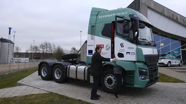 Heavy truck M100 pertama di dunia yang menggunakan bahan bakar metanol-listrik