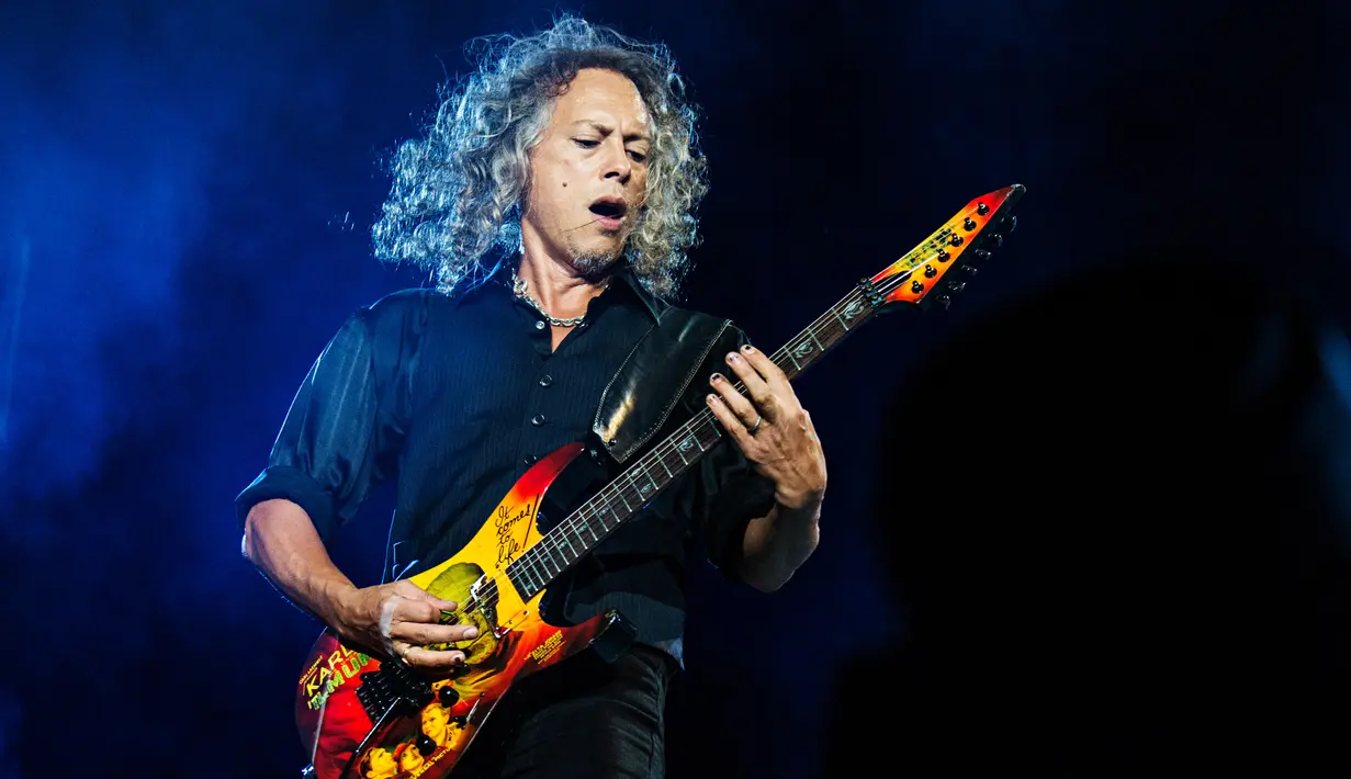 Aksi Gitaris Metallica Kirk Hammett saat tampil di Festival d'ete de Quebec di Quebec City, Kanada (14/7). Ribuan penonton terhibur dengan aksi panggung band metal tersebut. (Photo by Amy Harris/Invision/AP)