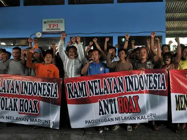Sejumlah nelayan membentangkan spanduk saat deklarasi menolak hoax di Pelabuhan Cilincing, Jakarta Utara, Kamis (15/3). Puluhan nelayan Cilincing mendeklarasikan dukungan terhadap Polri dalam memberantas hoax. (Merdeka.com/Iqbal S. Nugroho)