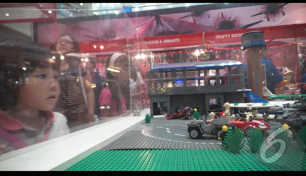 Pengunjung melihat maket bandara di acara pameran Dirgantara Indonesiaku di Mall Ciputra, Jakarta, Minggu (10/8/2014) (Liputan6.com/Faizal Fanani)