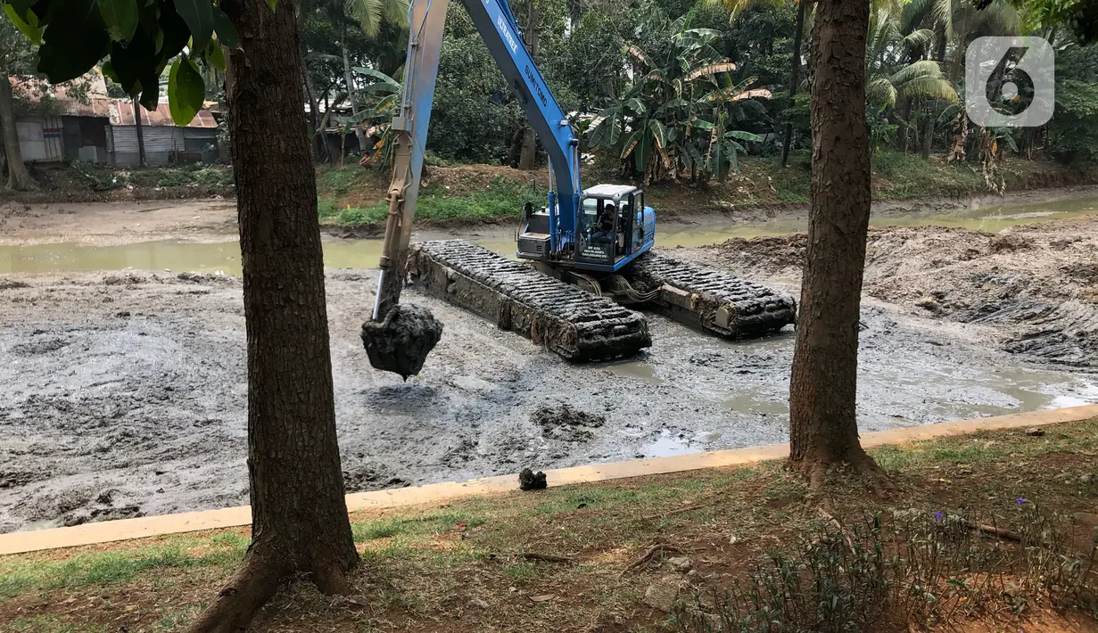 Petugas Sudin Sumber Daya Air (SDA) menggunakan alat berat untuk mengeruk lumpur yang mengendap di Setu Mangga Bolong, Jagakarsa, Jakarta, Rabu (2/9/2020). Pengerukan untuk meningkatkan fungsi setu sebagai tangkapan air, pengendali banjir dan penambahan daya tampung. (Liputan6.com/Immanuel Antonius)