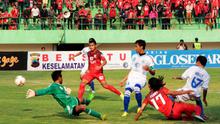 Laga di final leg kedua Piala Polda Jateng antara Persis Solo (merah) melawan PSIS di Stadion Manahan, Solo, diwarnai kericuhan suporter. (Bola.com/Vincentius Sawarno)