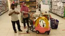 Warga berbelanja untuk kebutuhan bahan pokok akhir tahun di salah satu hypermarket, Jakarta, Sabtu (24/12/2022). Memasuki libur Natal dan Tahun Baru 2023, harga bahan pokok dan kebutuhan lainnya di supermarket masih stabil bahkan terdapat program promo. (merdeka.com/Imam Buhori)