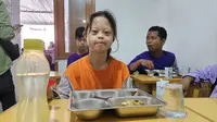 Amel tersenyum lebar saat rantang makan bergizi dari program CSR Grab-OVO membawakan ayam goreng kesukaannya ke Sekolah Khusus Tigaraksa. (Foto: Aditya Eka Prawira/Liputan6.com)