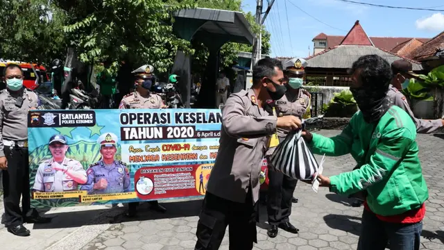 Kapolres Kebumen, AKBP Rudy Cahya Kurniawan membagikan sembako untuk Ojol. (Foto: Liputan6.com/Galoeh Widura)