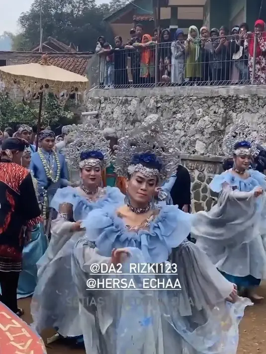 Dipernikahan kedua ini digelar kental dengan adat Sunda dan juga Palembang. Hal itu terlihat dari beberapa potret dan video yang beredar di media sosial. Menjalani proses mapag pengantin. Proses pengantin saat akan menuju pelaminan dengan diiringi oleh para penari. [Instagram/setiastiweddingplan]