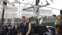 David Beckham dan istri, Victoria, menghadiri peresmian patung dirinya yang terletak di sekitar Dignity Health Sports Park. (AFP/Meg Oliphant)