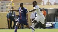 Duel&nbsp;Ousmane Dembele dan Antonio Rudiger&nbsp;dalam laga PSG vs Real Madrid di semifinal Piala Dunia Antarklub 2025, Kamis (10/7/2025). (AP Photo/Adam Hunger)
