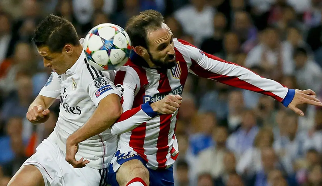 Striker Real Madrid, Chicharito, duel udara dengan pemain Atletico Madrid, Juanfran, pada laga perempat final Liga Champions di Stadion Santiago Bernabeu, Spanyol, Rabu (22/4/2015). (EPA/Juanjo Martin)